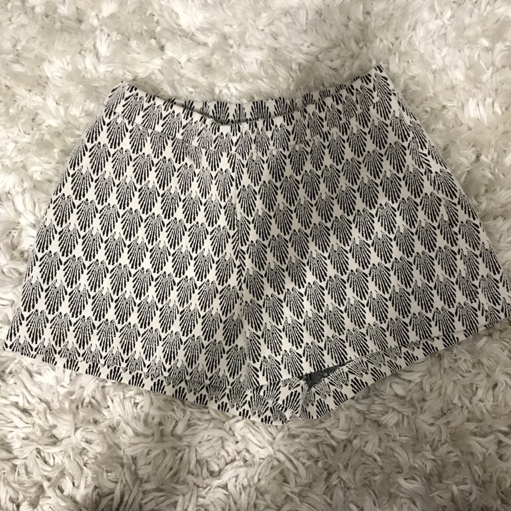 ZARA HIGHWAISTED ISH SHORTS CREAM BLACK